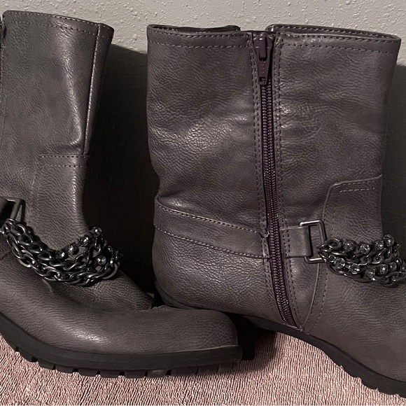 Simply Vera Wang Marnie Moto Boots Size 7.5 Rhinestone & Chain Accents. Lug Sole - Picture 1 of 10